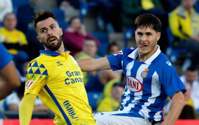 Kirian Rodríguez y Álvaro Tejero en el Las Palmas-Espanyol (Foto: EFE).