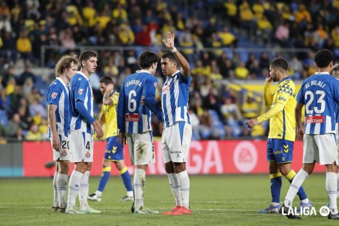 Omar El Hilali ordena la barrera en el Las Palmas-Espanyol (Foto: LALIGA).