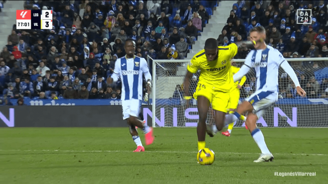 La patada de roja Jorge Sáenz a Thierno Barry en el Leganés-Villarreal.