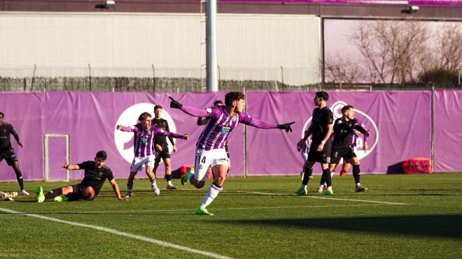 Jorge Delgado celebra su gol al Compostela (Foto: Real Valladolid).