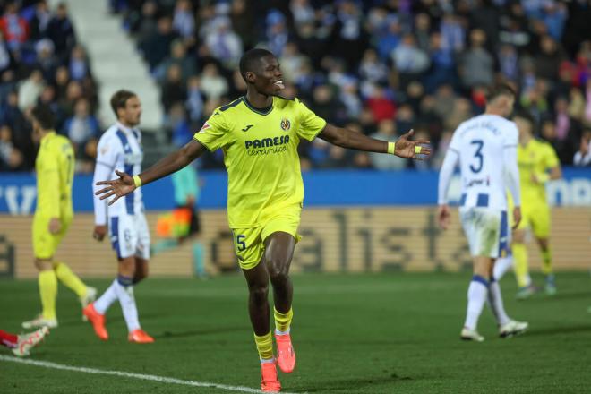 Thierno Barry celebra uno de sus goles en el Leganés-Villarreal (Foto: EFE).