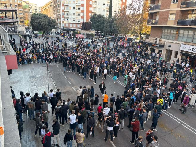 Protestas fuera de Mestalla tras el partido.