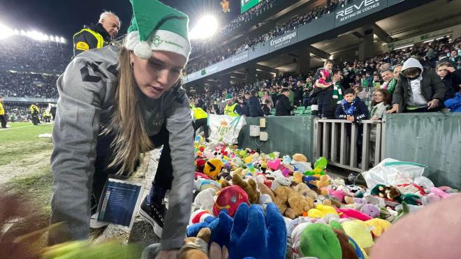 La lluvia de peluches del Benito Villamarín (Foto: Kiko Hurtado)