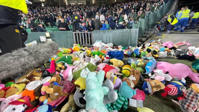 La lluvia de peluches del Benito Villamarín (Foto: Kiko Hurtado)