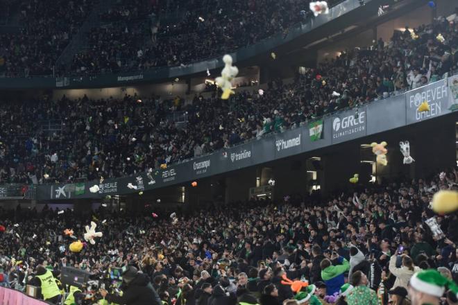 La lluvia de peluches del Benito Villamarín (Foto: Kiko Hurtado)