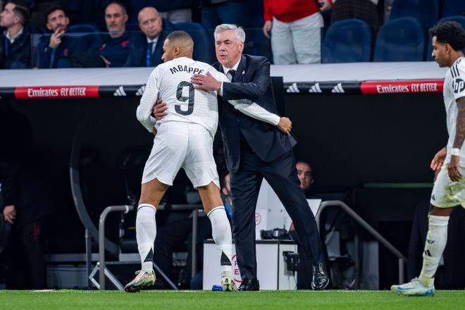 El abrazo entre Kylian Mbappé y Carlo Ancelotti (Cordon Press)