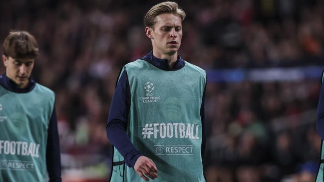 Frenkie de Jong, calentando en un partido con el Barça (Europa Press)