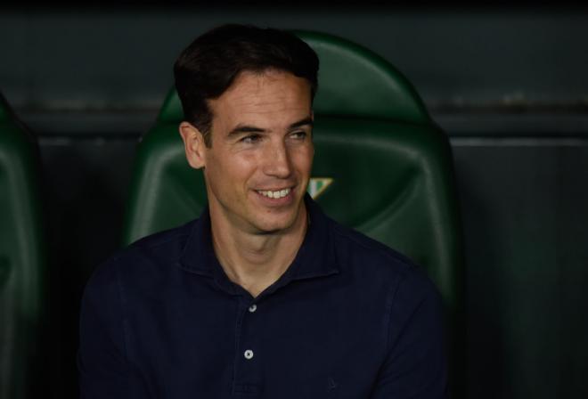 Íñigo Pérez, antes del Real Betis-Rayo Vallecano (Foto: Kiko Hurtado).