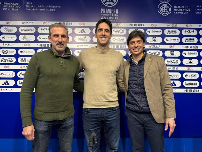 Íñigo Vélez, en su presentación como entrenador del Recre con Óscar Arias y Jesús Vázquez (F