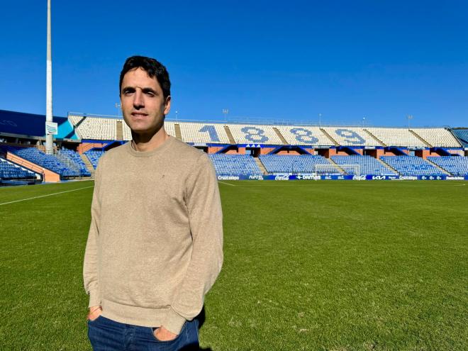 Íñigo Vélez, en su presentación como entrenador del Recre (Foto: Recreativo).