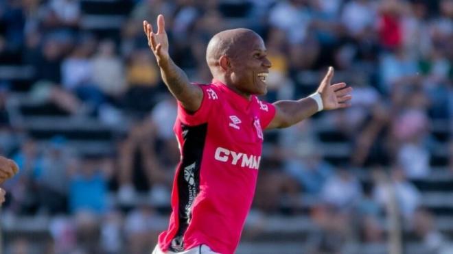 Mathías Acuña celebra un gol.