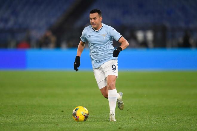 Pedro Rodríguez conduce la pelota en un partido de la Lazio (Foto: Cordon Press).