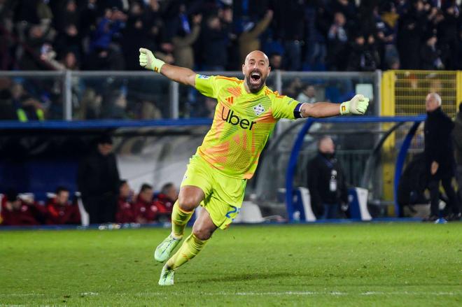 Pepe Reina celebra un gol del Como (Foto: Cordon Press).