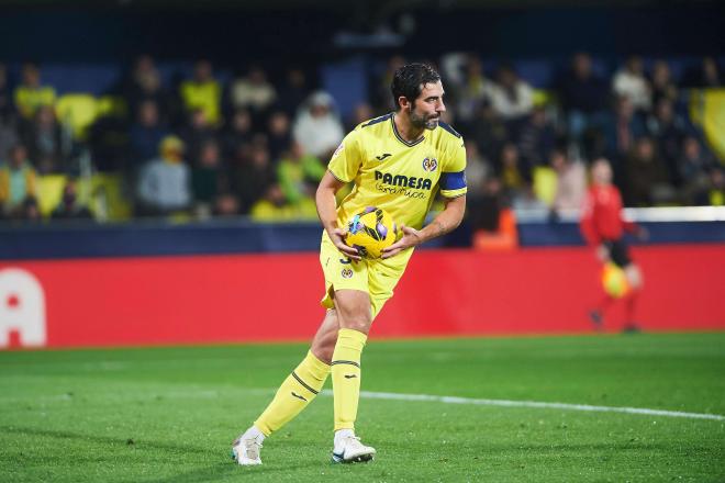 Raúl Albiol, con el balón en la mano en un partido del Villarreal (Foto: Cordon Press).