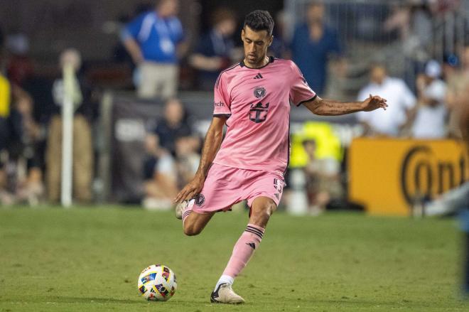 Sergio Busquets da un pase en un partido del Inter de Miami (Foto: Cordon Press).