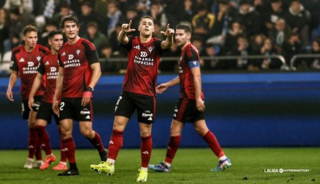 Urko Izeta celebra uno de sus goles en el Deportivo-Mirandés (Foto: LALIGA).