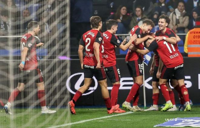 Urko Izeta, cedido por el Athletic Club, celebra uno de sus goles en el Deportivo-CD Mirandés (Foto: LALIGA).