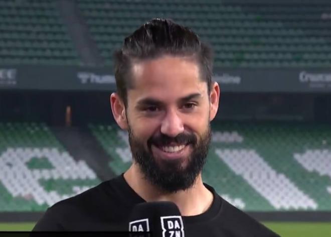 Isco Alarcón, ante los micros de DAZN.