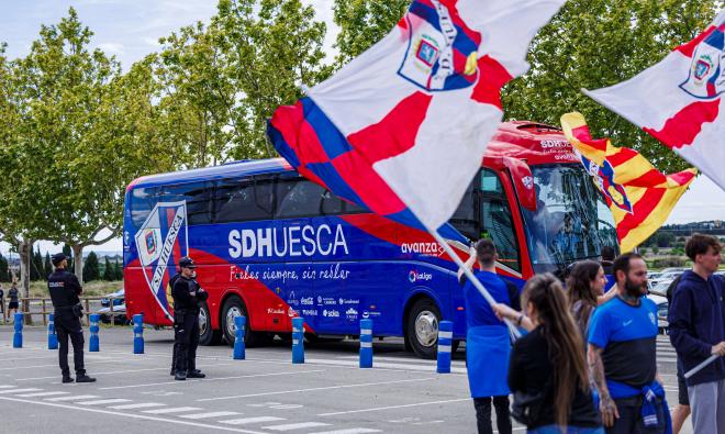 Llegada del autobús del Huesca a El Alcoraz (Foto: Cordon Press),