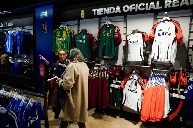 Venta de camisetas en la tienda oficial del Real Oviedo (Foto: EFE/Paco Paredes).