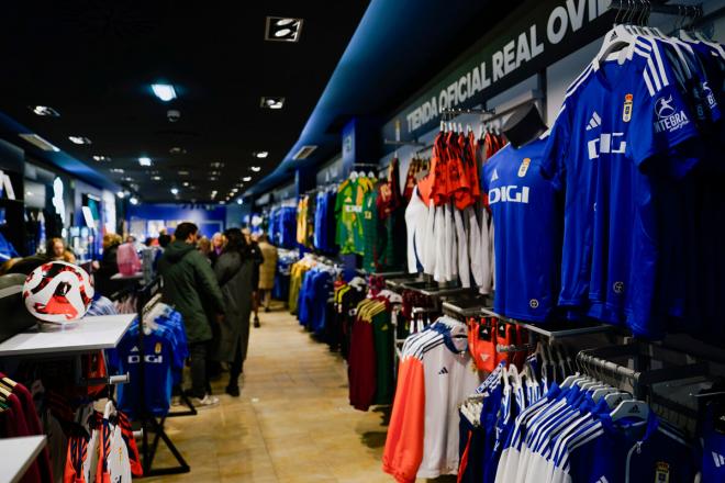 Venta de camisetas en la tienda oficial del Real Oviedo (Foto: EFE/Paco Paredes).