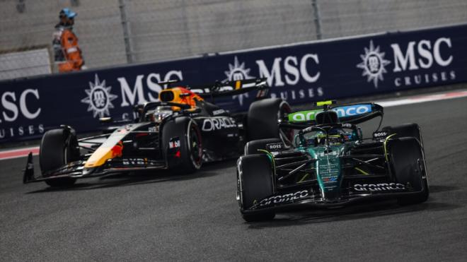 Fernando Alonso y Max Verstappen, conduciendo en el último GP del año en Abu Dabi (Europa Press)