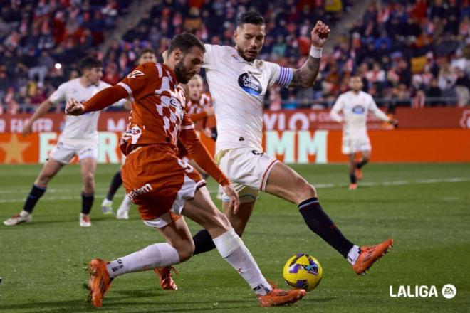 Javi Sánchez tapa un balón en Girona.