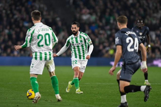 Isco Alarcón y Gio Lo Celso, en el Betis-Rayo (Foto: Kiko Hurtado).