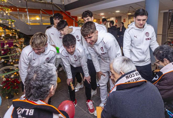 La emotiva visita de la Academia VCF a una residencia de mayores por Navidad