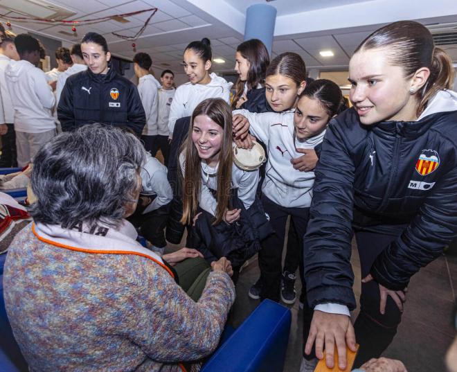 La emotiva visita de la Academia VCF a una residencia de mayores por Navidad