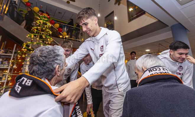 La emotiva visita de la Academia VCF a una residencia de mayores por Navidad