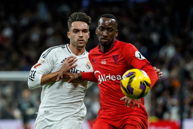 Dodi Lukebakio, ante Asencio, en el Real Madrid-Sevilla (Foto: EFE).