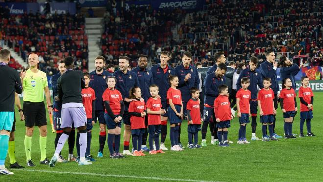 El Osasuna, antes del partido frente al Athletic en El Sadar (Foto: Cordon Press).