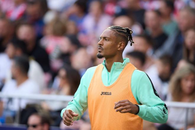 Sébastien Haller calienta antes de un partido del Leganés (Foto: Cordon Press).