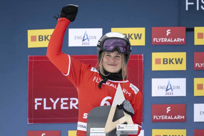 Sophie Hediger posa con un trofeo conquistado.