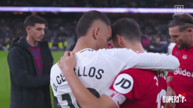 El abrazo de Ceballos con Jesús Navas (DAZN)