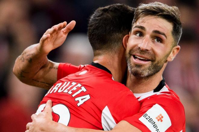 Gorka Guruzeta abraza al central Yeray Álvarez (Foto: Athletic Club).