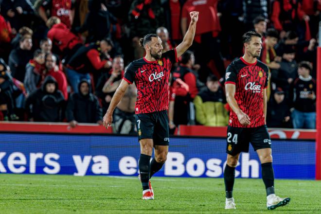 Vedat Muriqi celebra con la afición del Mallorca un gol (Foto: Cordon Press).