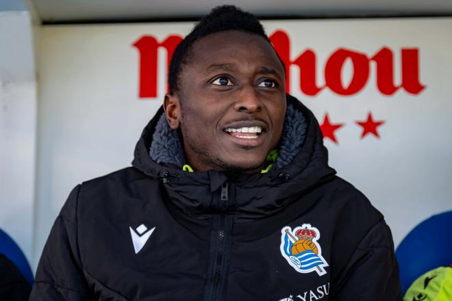 Sadiq Umar, en el banquillo de la Real Sociedad (Foto: CordonPress).