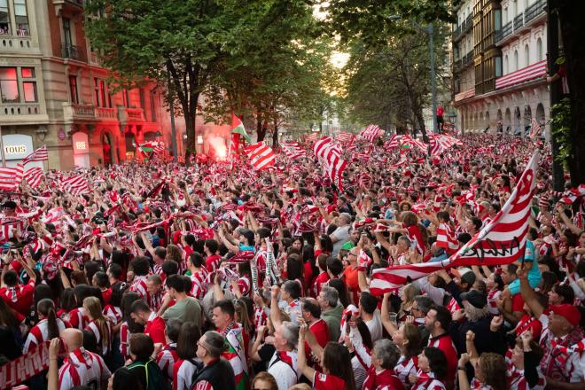 La afición zurigorri inunda la Gran Vía de Bilbao (Foto: Athletic Club).