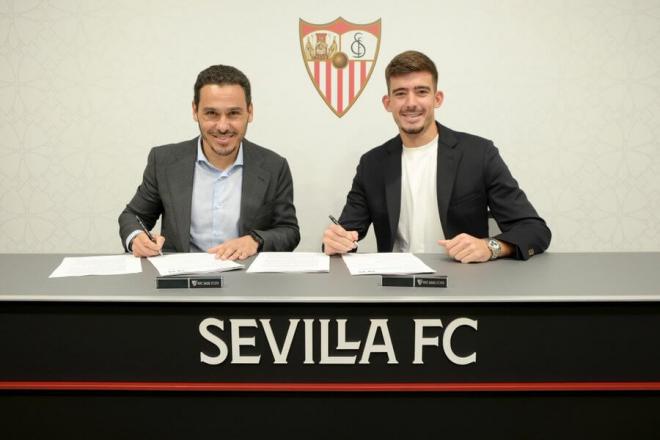 Kike Salas firma su renovación con el Sevilla (Foto: SFC).