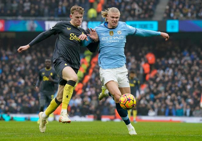 Erling Haaland y Jarrad Branthwaite pelean un balón en el City-Everton (Foto: Cordon Press).