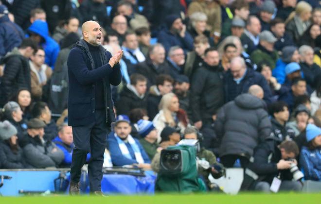 Pep Guardiola anima a sus jugadores en el Manchester City-Everton (Foto: Cordon Press).