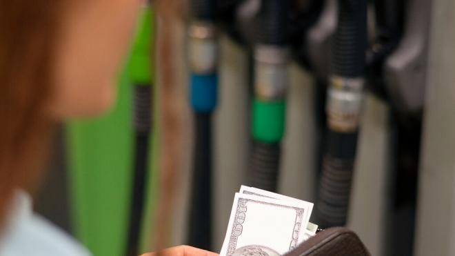 Una chica pagando en una gasolinera tras repostar (foto: Free pik).