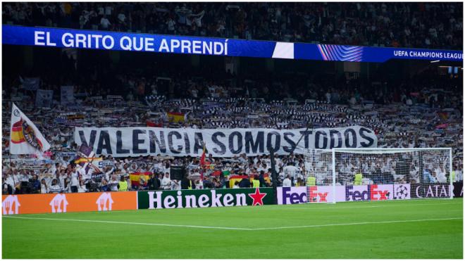 El tifo del Santiago Bernabéu dedicado a los afectados por la DANA. (Fuente: Cordon Press)