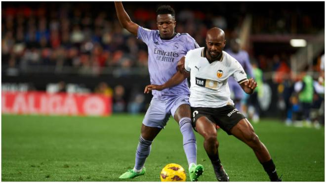 Vinicius Jr y Dimitri Foulquier en un partido Valencia- Real Madrid. (Fuente: Cordon Press)