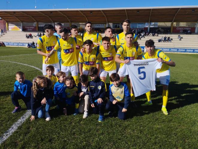 El Coria CF recordando a Rodrigo Palma (foto: Coria CF).