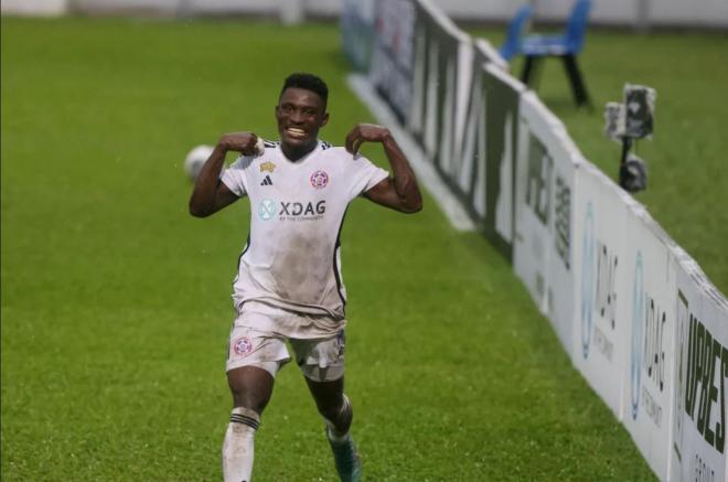 Noah Baffoe celebra un gol con el Eastern FC.