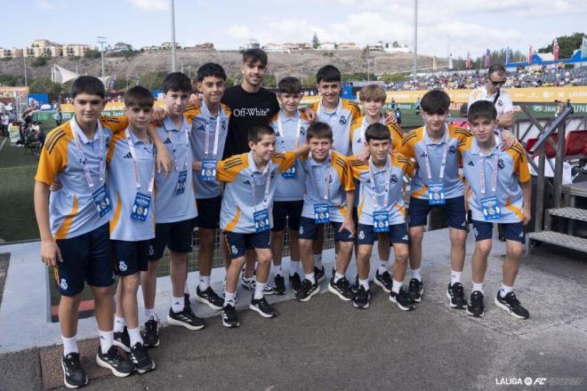 Raúl Asencio, en LALIGA FC Futures junto a los jugadores del Real Madrid (Foto: LALIGA).