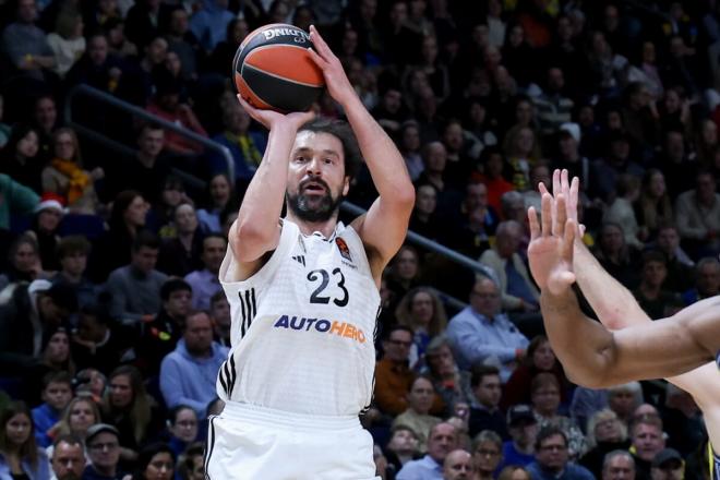 Sergio Llull tira un triple ante el Alba Berlín (Foto: EFE).